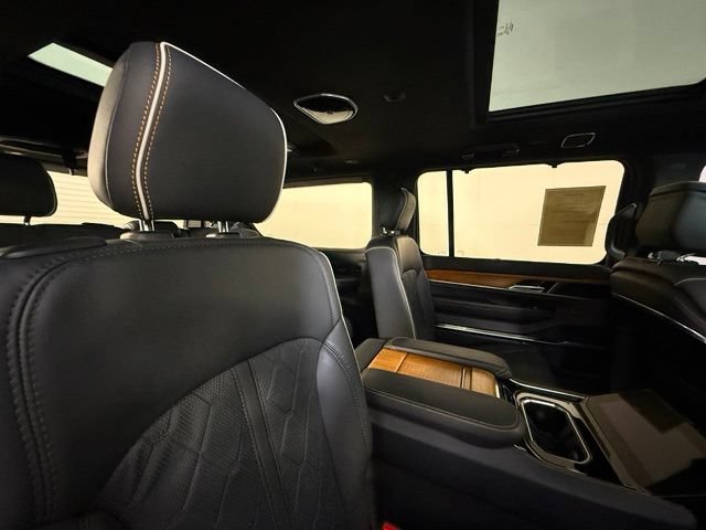 Used 2023 Jeep Grand Wagoneer Series III AWD/4WD image 35