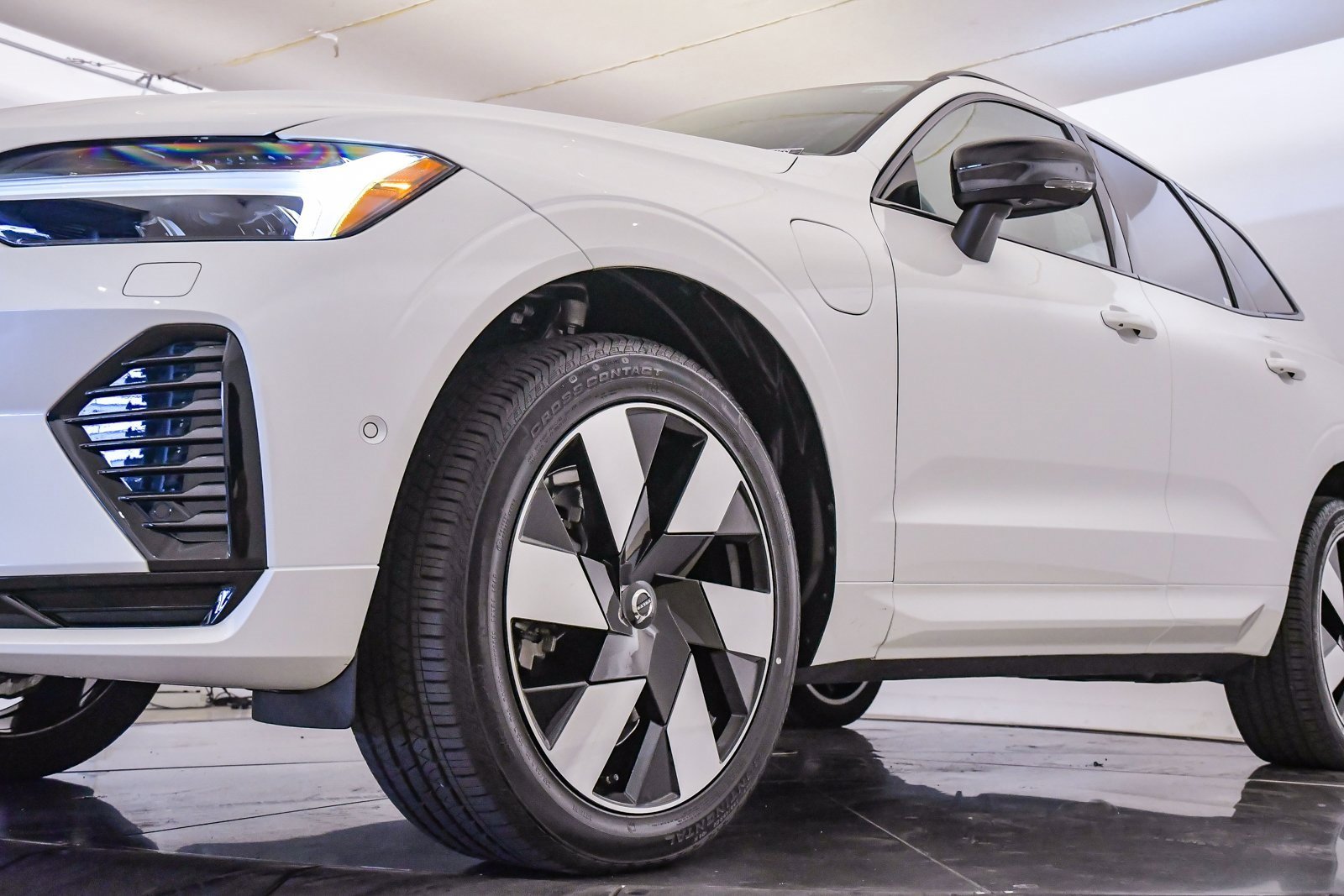 Certified 2025 Volvo XC60 T8 Plus w/ Protection Package Premier image 9