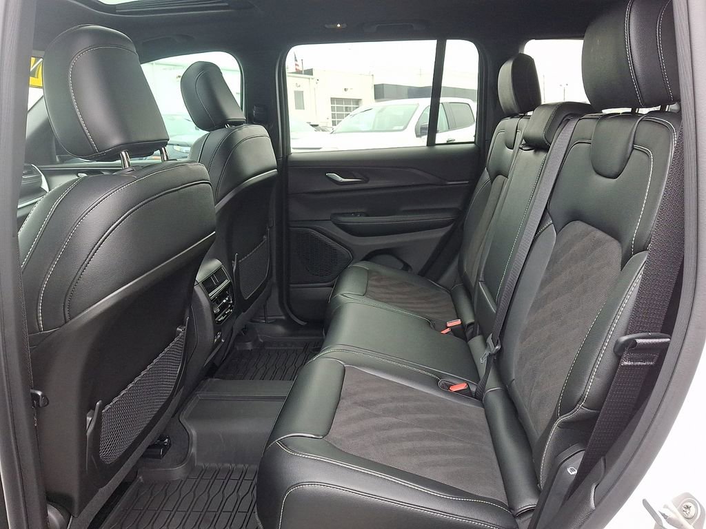Used 2024 Jeep Grand Cherokee Altitude image 10