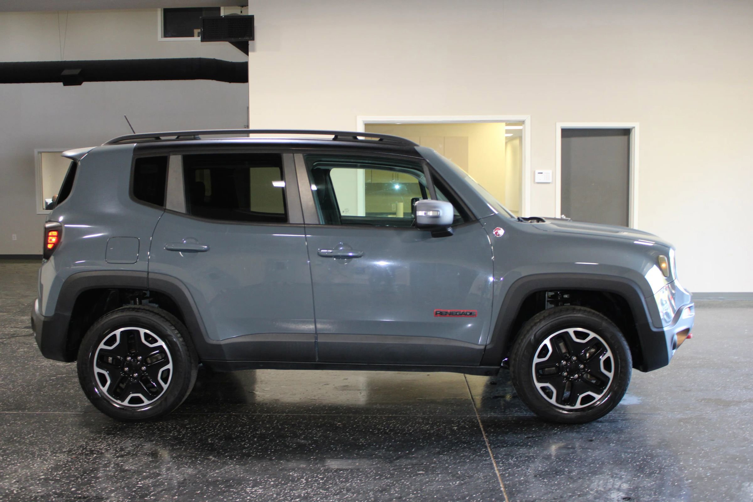 Used 2017 Jeep Renegade Trailhawk AWD/4WD image 2