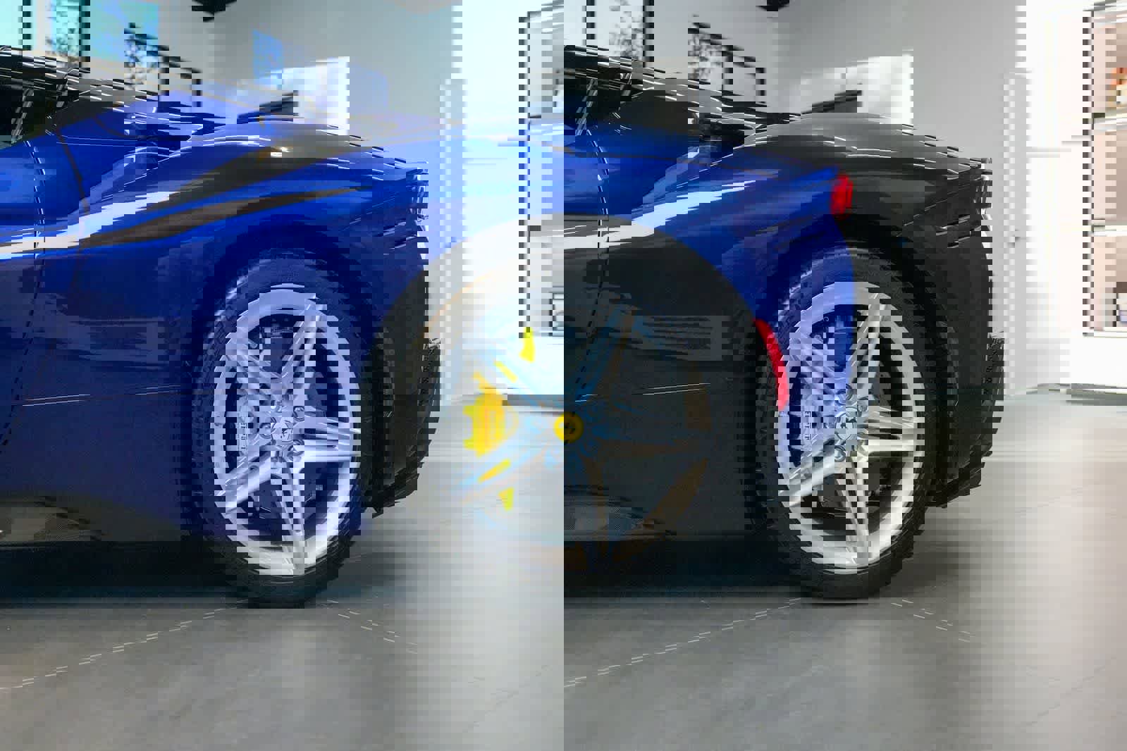 Used 2022 Ferrari SF90 Spider image 12