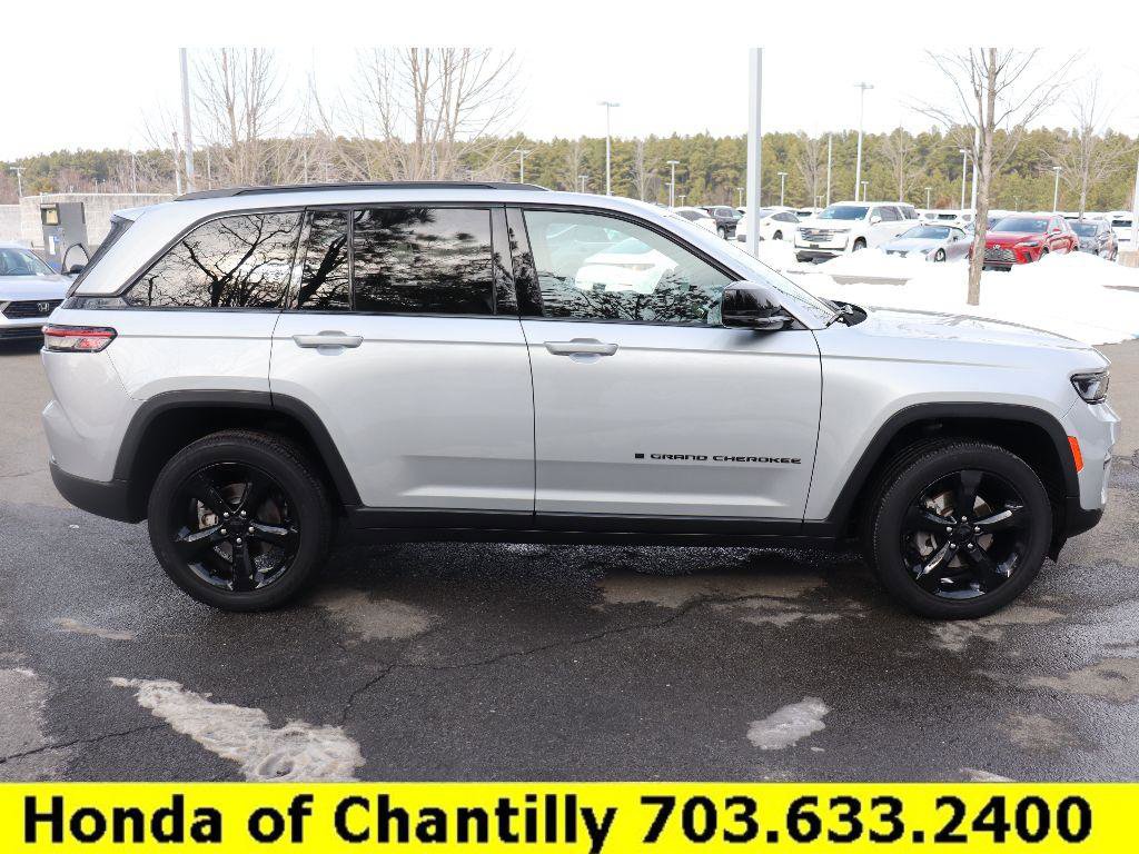 Used 2024 Jeep Grand Cherokee Altitude image 8