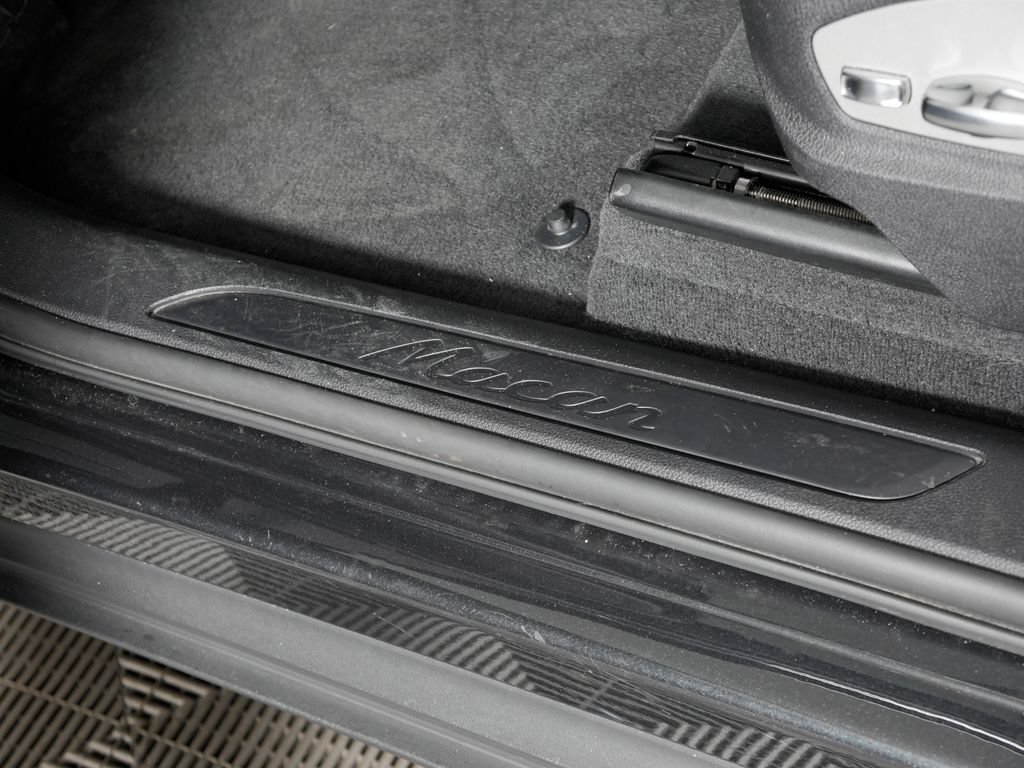 Certified 2023 Porsche Macan Turbo AWD/4WD image 18
