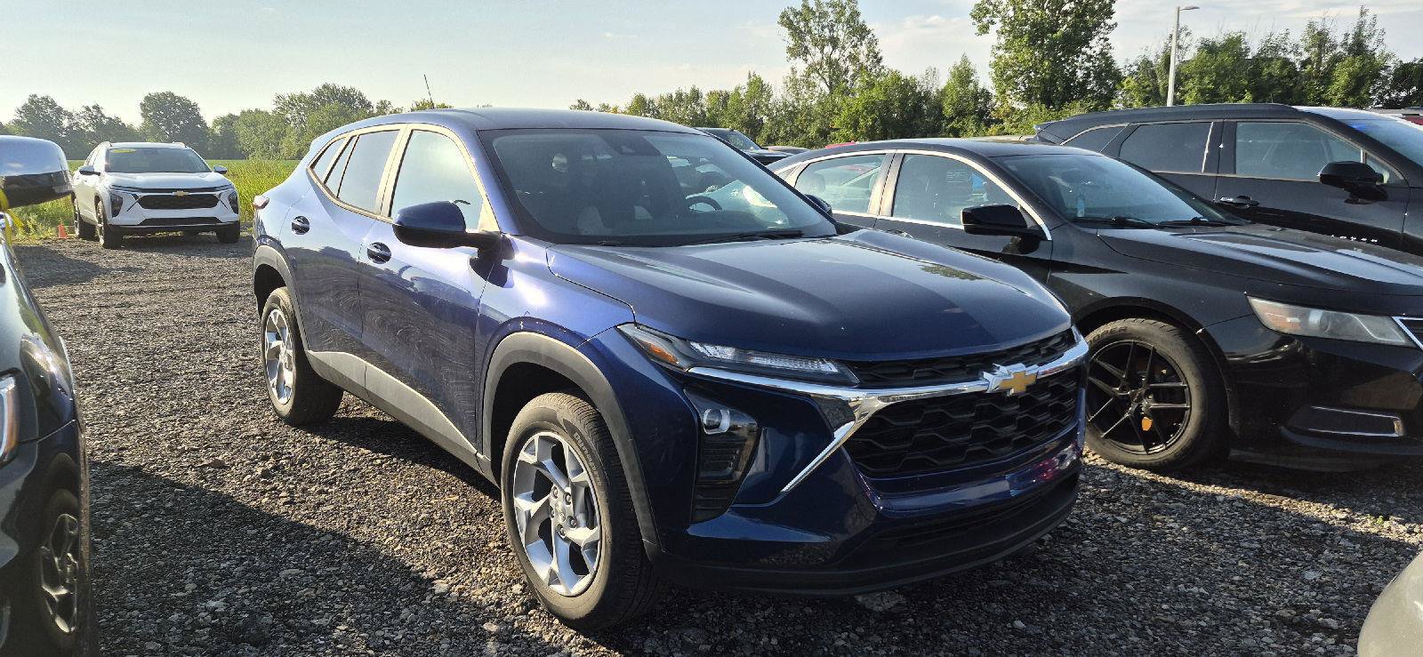 Used 2024 Chevrolet Trax LS w/ LS Convenience Package FWD image 2