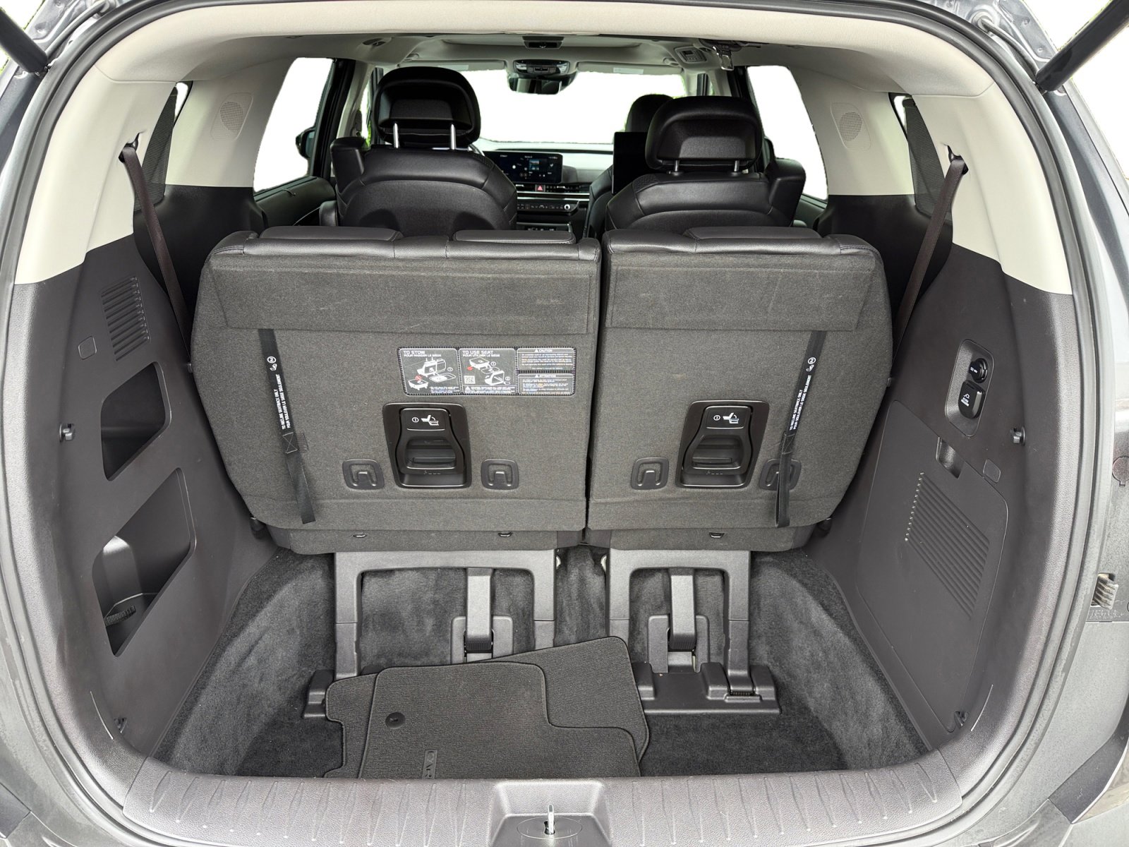 Used 2025 Kia Carnival SX Prestige image 17