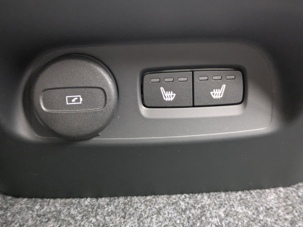 New 2025 Volvo XC40 B5 Core w/ Protection Package Premier AWD/4WD image 16