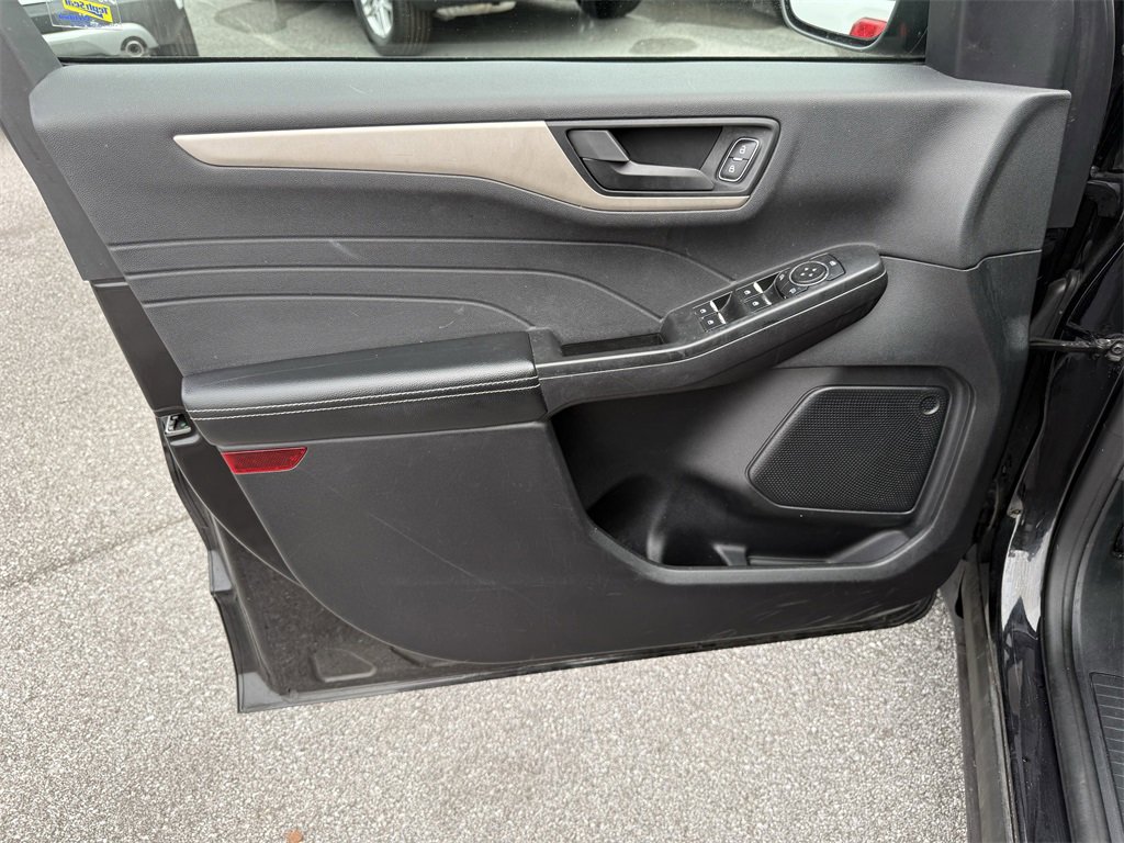 Used 2022 Ford Escape SE w/ SE Sport Appearance Package image 17