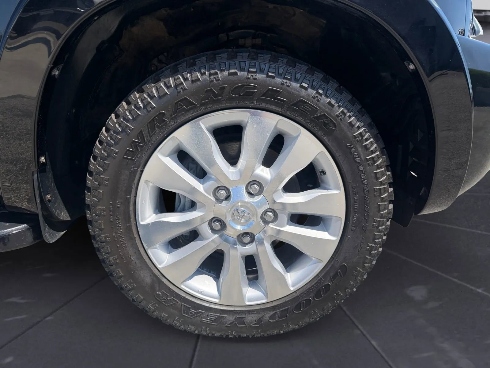 Used 2016 Toyota Sequoia Platinum image 32