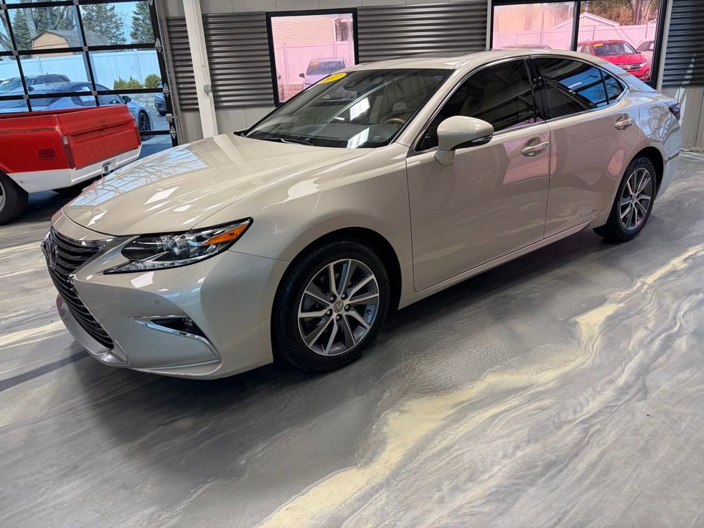 Used 2017 Lexus ES 300h w/ Luxury Package image 39
