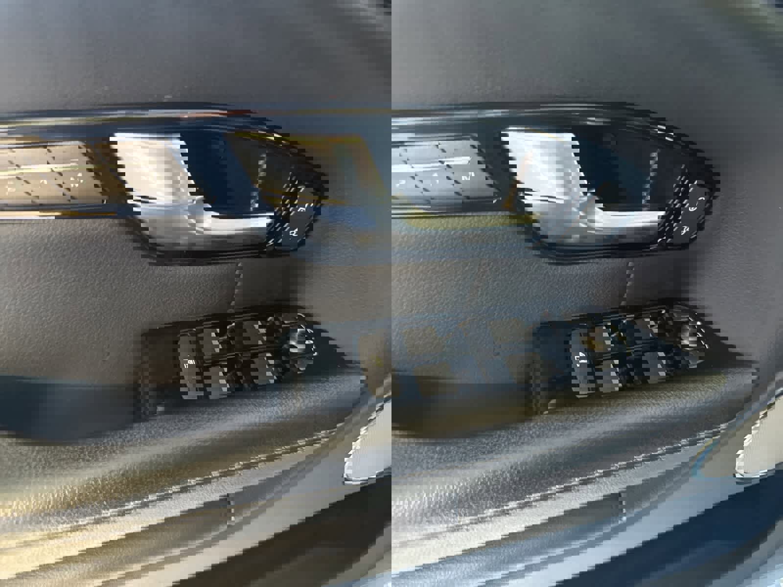 Used 2019 Land Rover Range Rover Evoque SE image 17