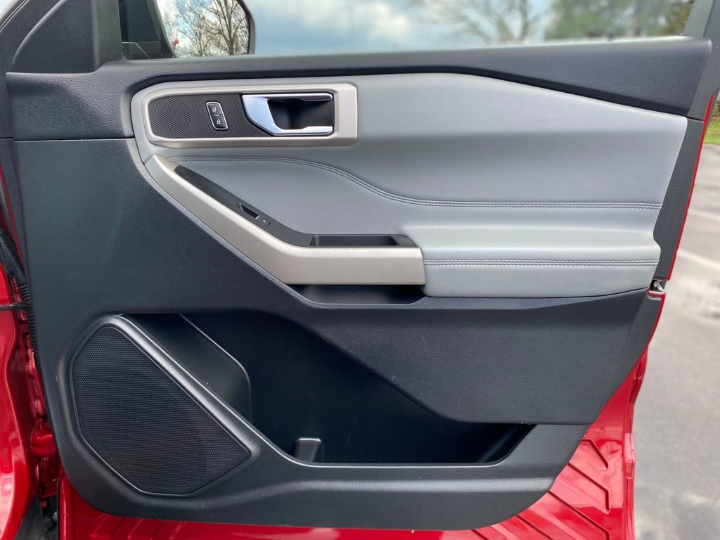 Used 2022 Ford Explorer XLT w/ Equipment Group 202A image 9