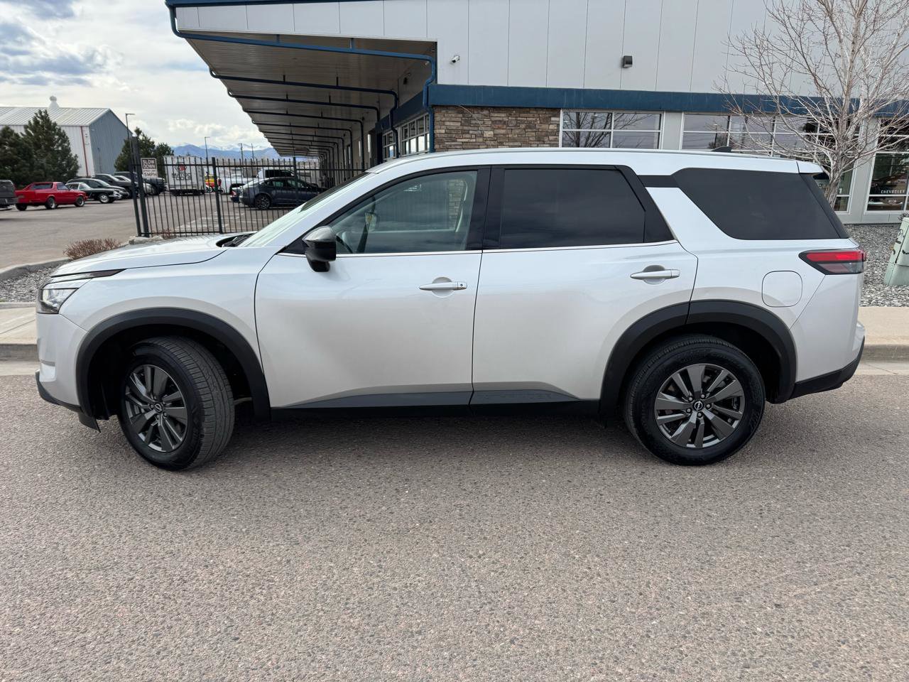 Used 2025 Nissan Pathfinder S image 2