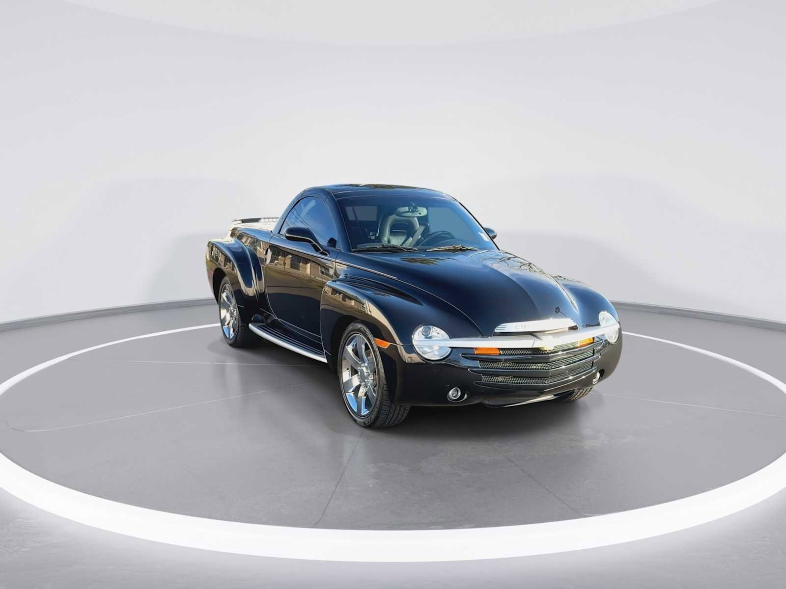 Used 2004 Chevrolet SSR w/ Preferred Equipment Group RWD image 2