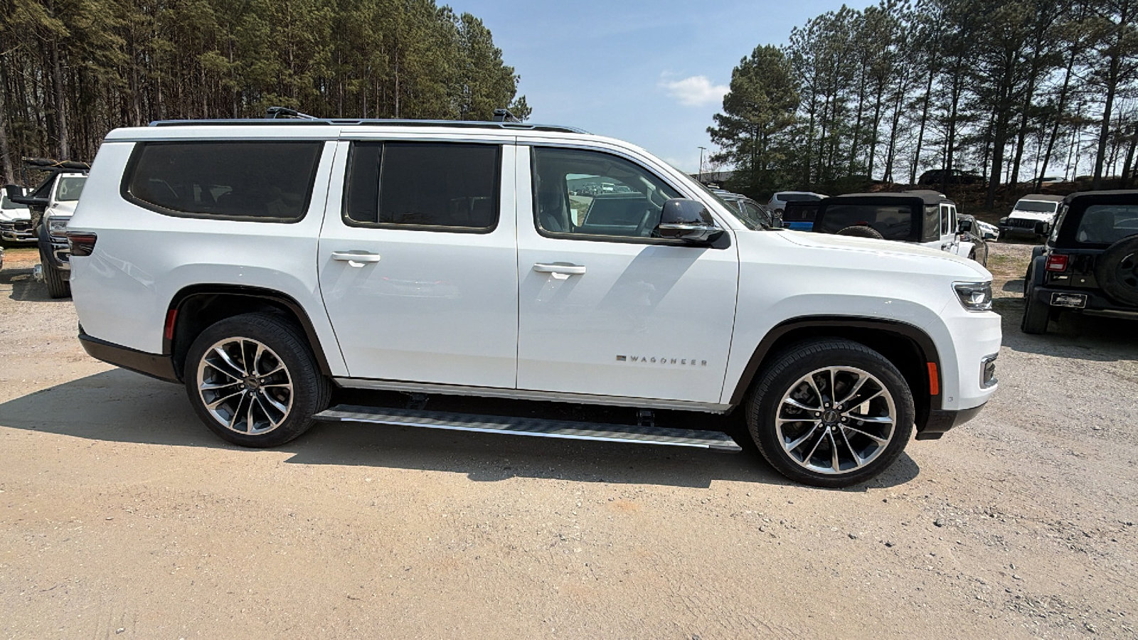 Used 2024 Jeep Wagoneer L Series III w/ Premium Group I image 7