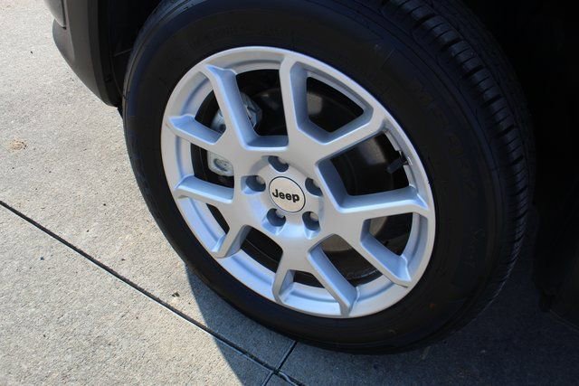 Used 2023 Jeep Renegade Latitude image 3