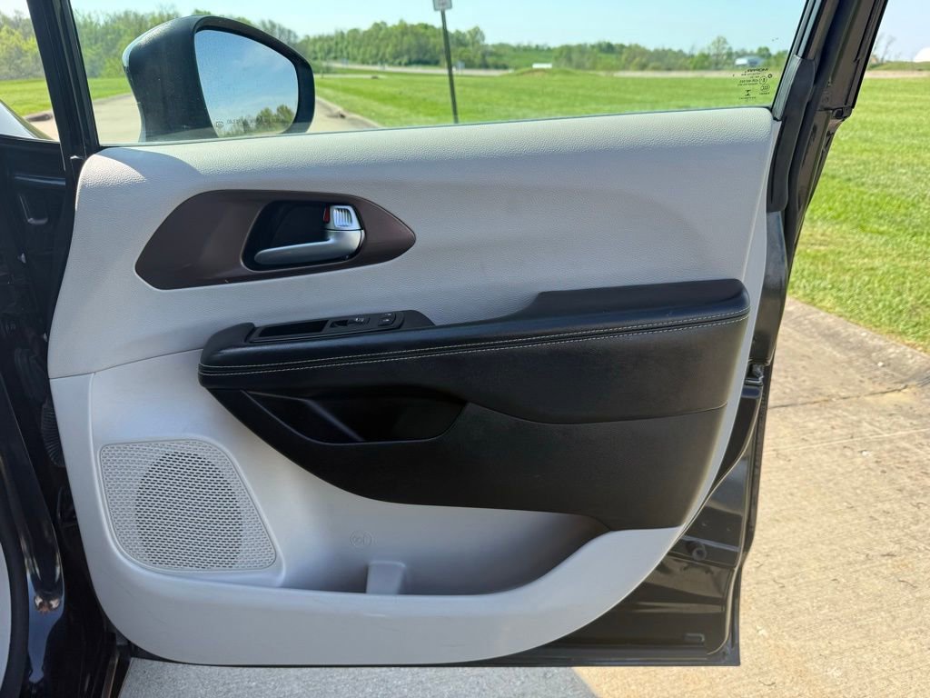 Used 2022 Chrysler Voyager LX FWD image 19