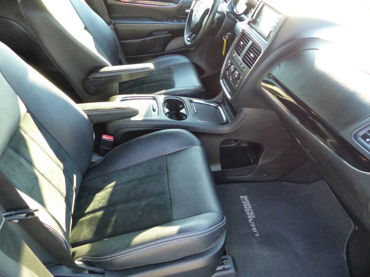 Used 2018 Dodge Grand Caravan SXT w/ Blacktop Package FWD image 18