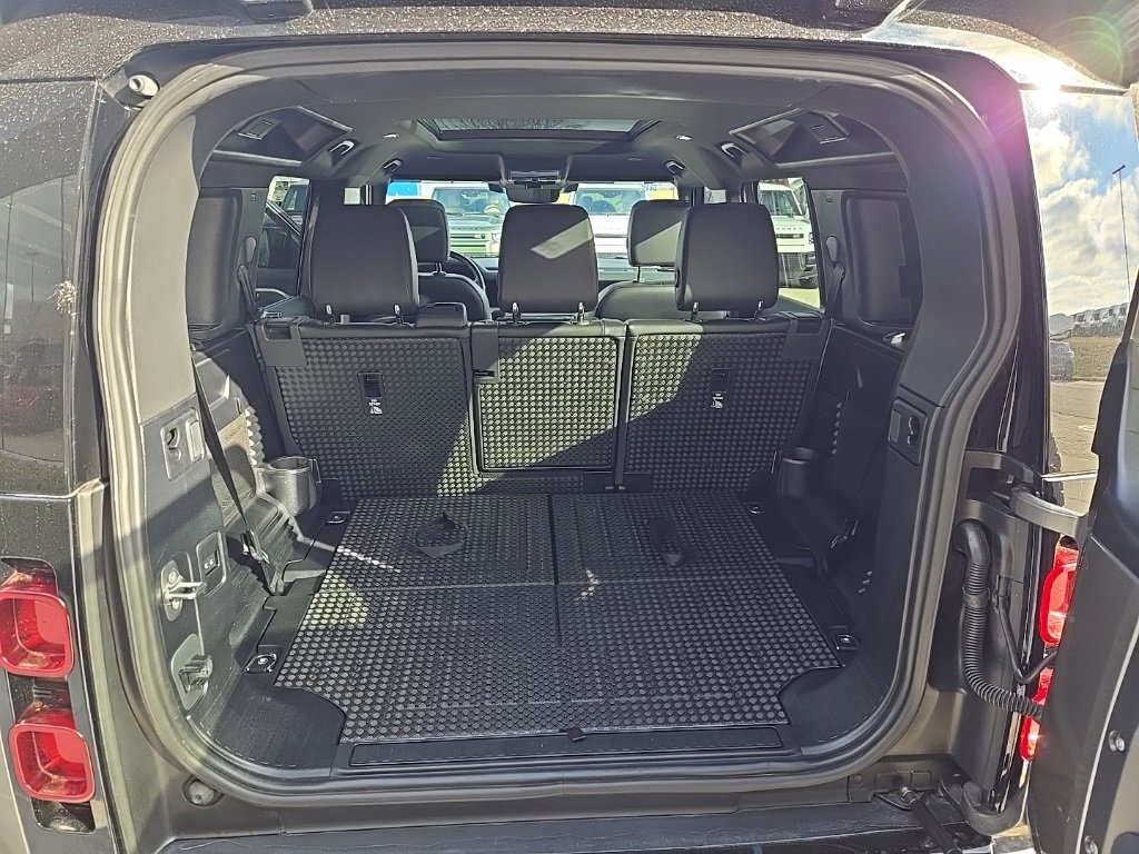 Used 2024 Land Rover Defender 110 X-Dynamic SE image 18