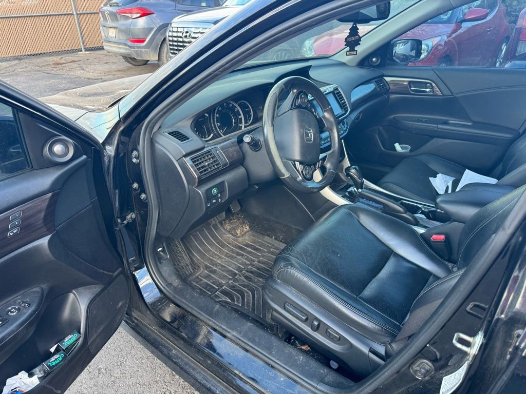 Used 2016 Honda Accord Touring image 2