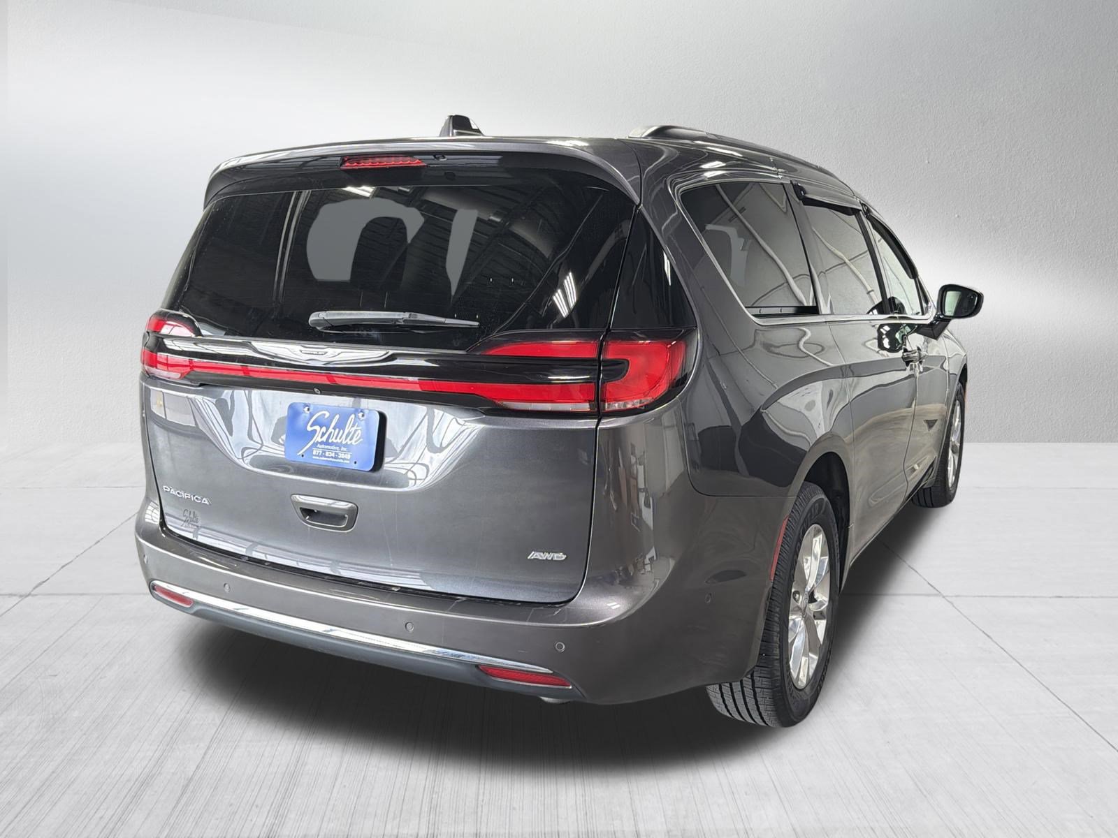 Used 2022 Chrysler Pacifica Touring-L w/ Uconnect Theater Family Group image 7