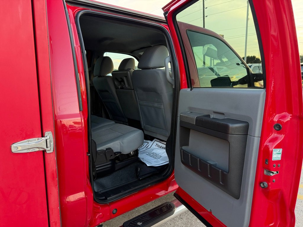 Used 2011 Ford F550 4x4 Crew Cab Super Duty w/ XLT Interior Pkg image 19