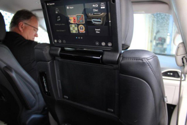 Used 2018 Chrysler Pacifica Touring-L Plus w/ Tire & Wheel Group image 15