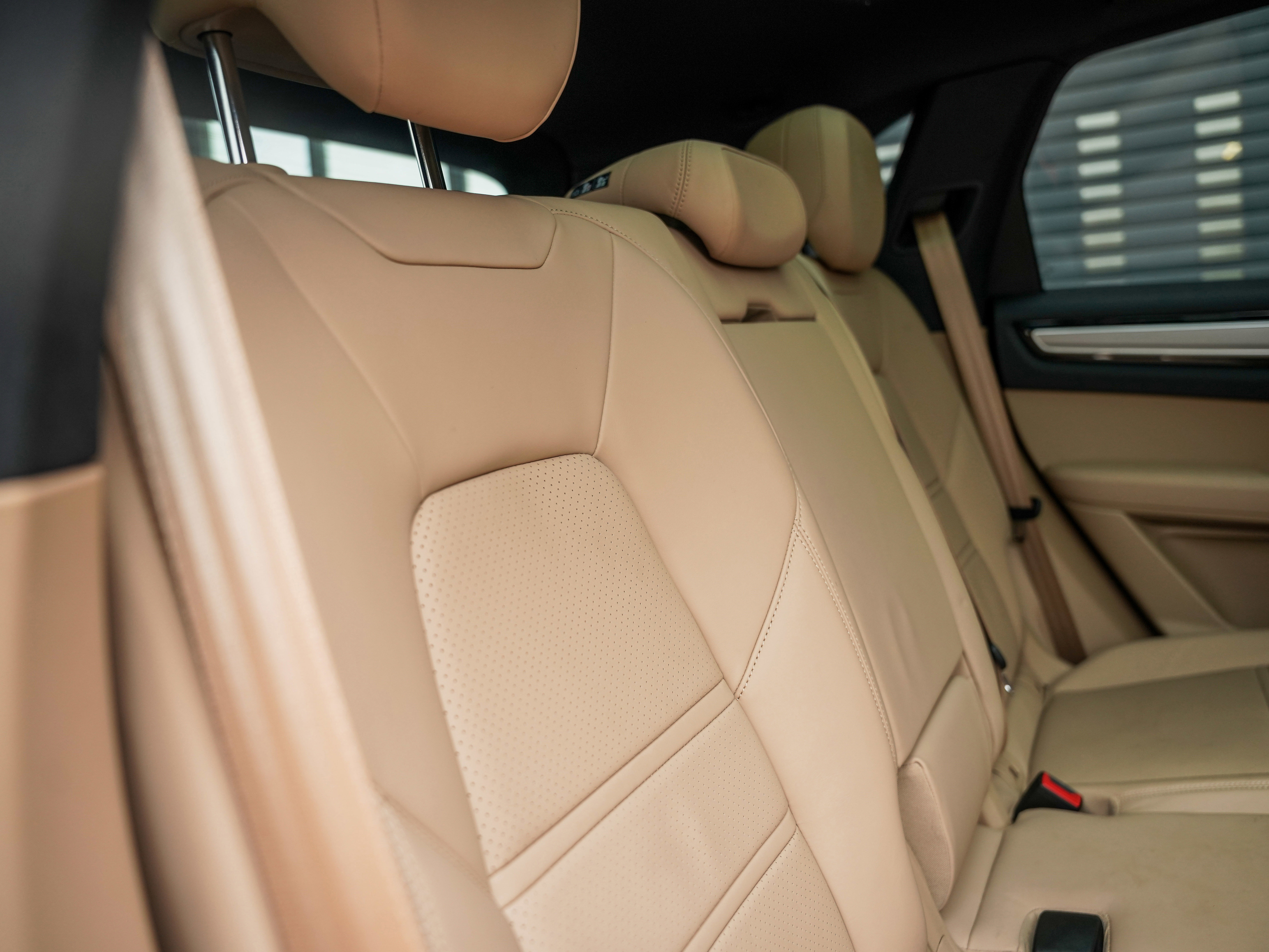 Certified 2022 Porsche Cayenne Platinum Edition image 32