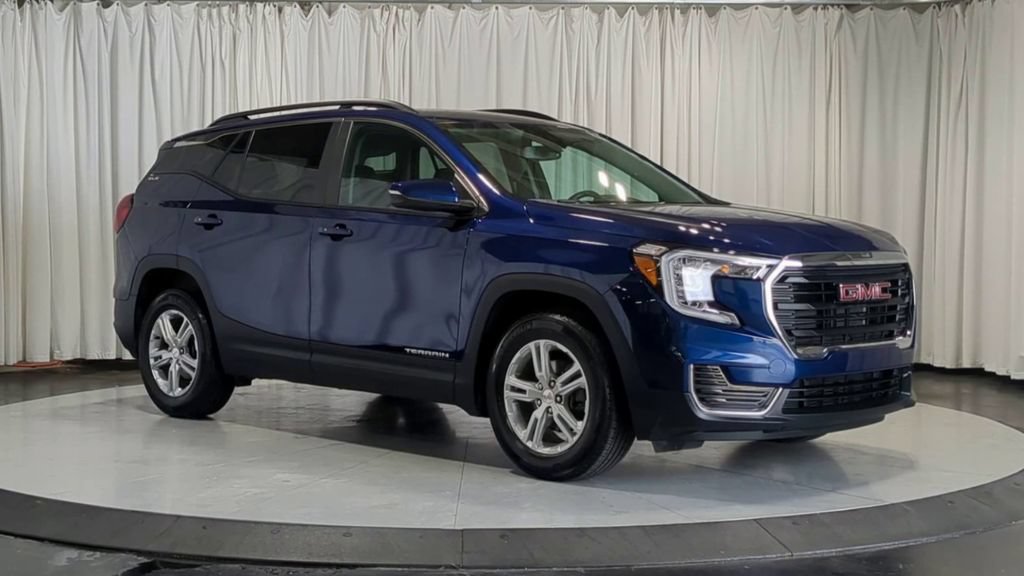 Used 2023 GMC Terrain SLE w/ Driver Convenience Package FWD image 2