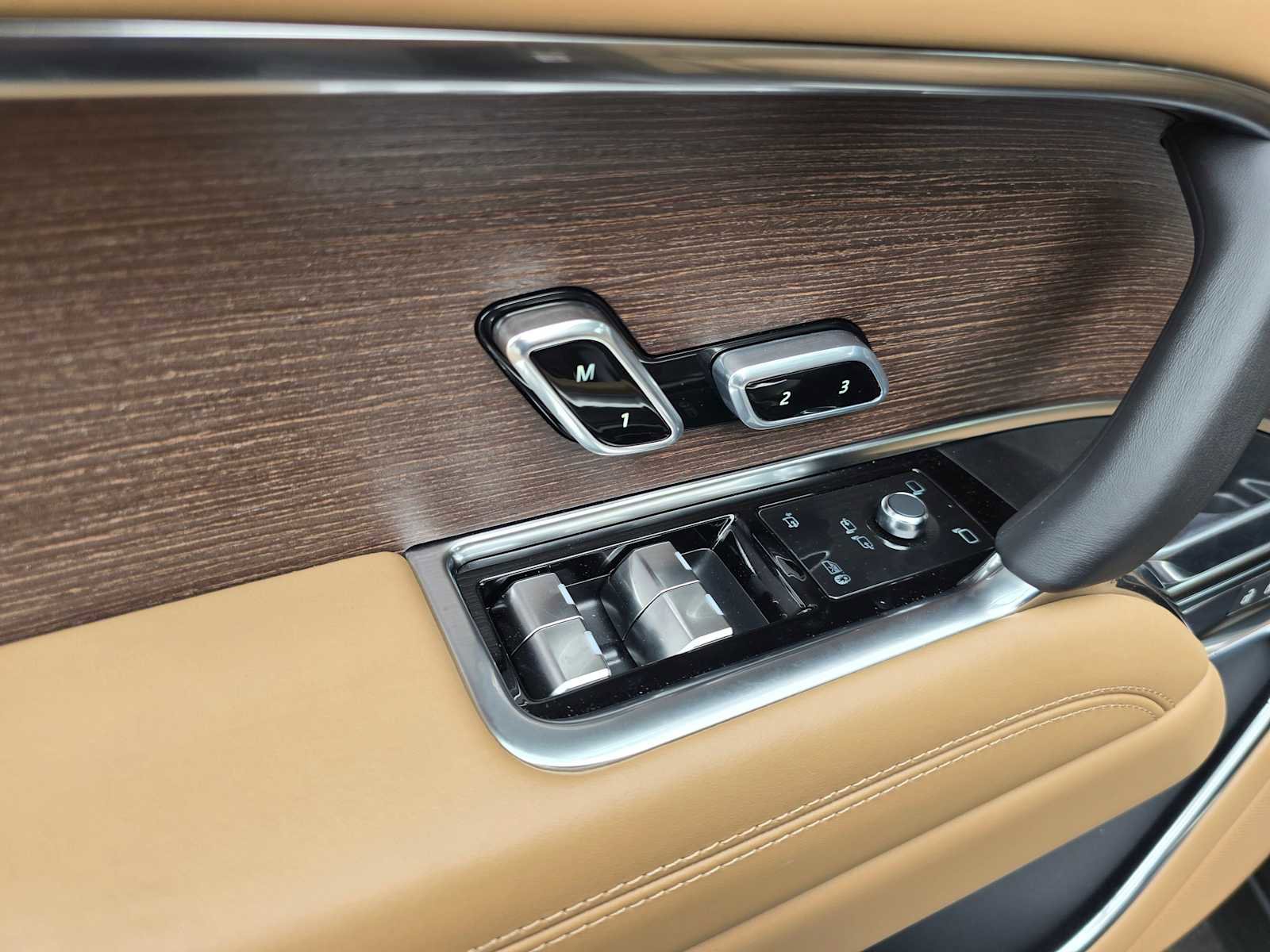 New 2025 Land Rover Range Rover SE image 25
