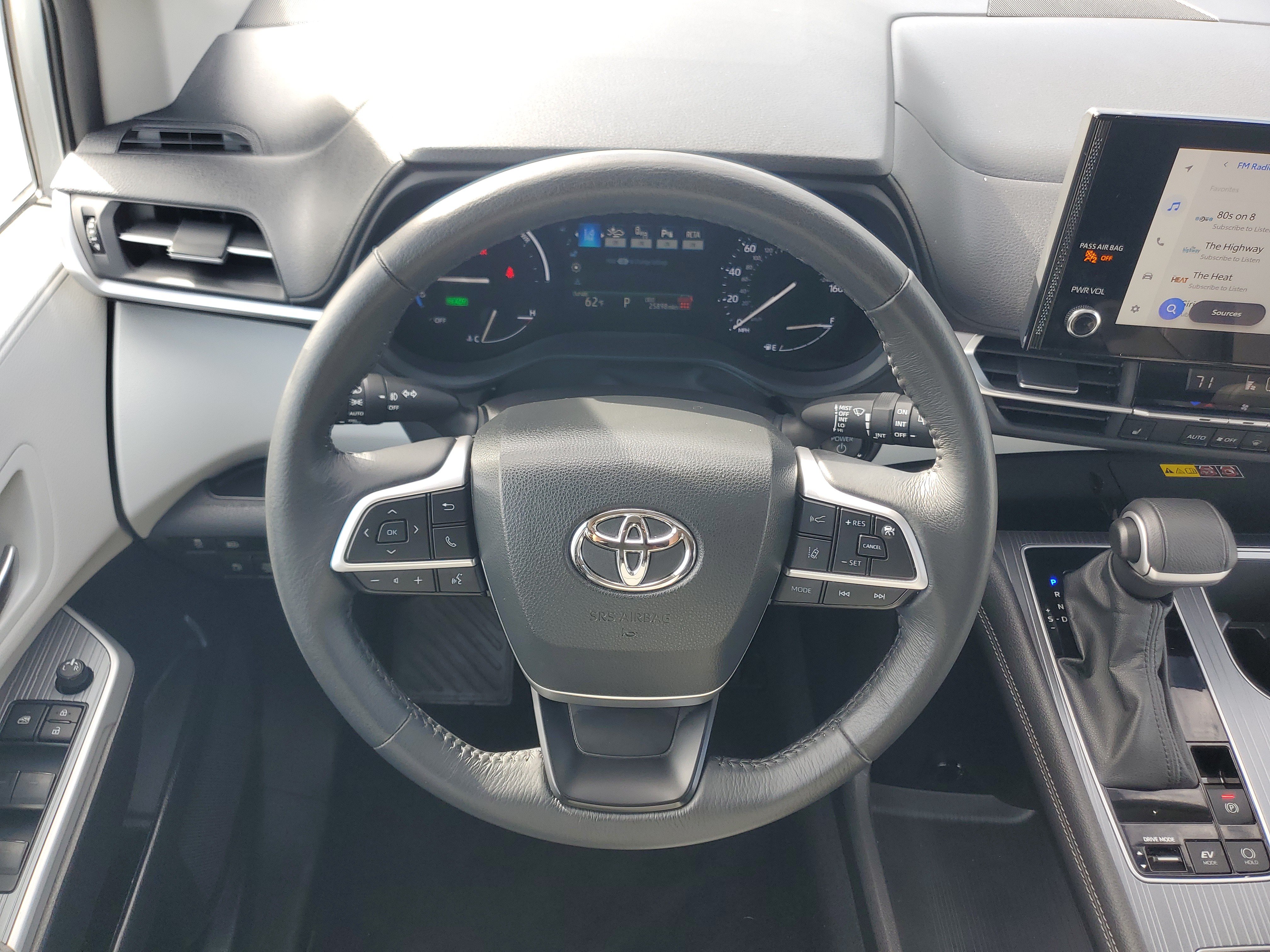 Certified 2025 Toyota Sienna XLE FWD image 24