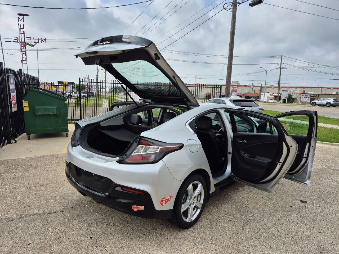 Used 2017 Chevrolet Volt LT w/ Comfort Package FWD image 9