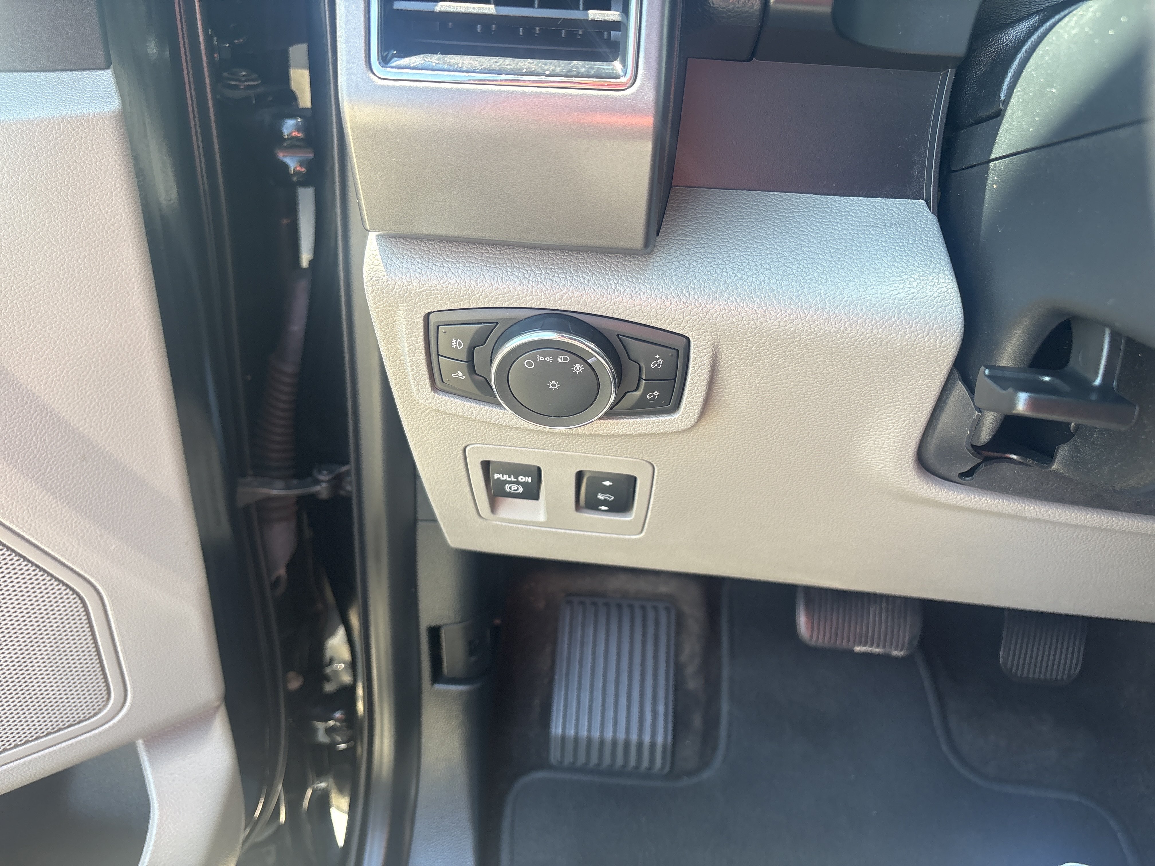 Used 2020 Ford F150 XLT w/ Equipment Group 302A Luxury AWD/4WD image 16