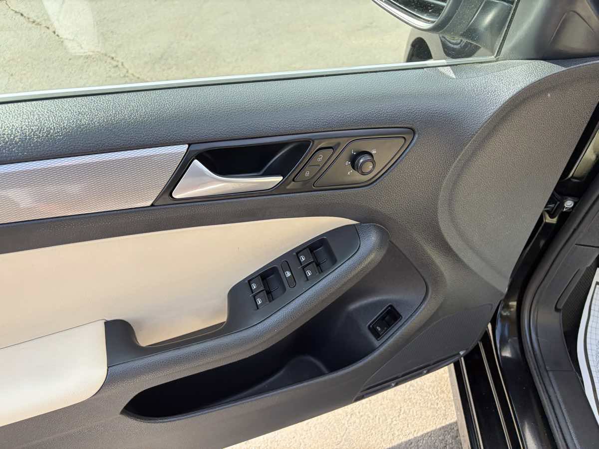 Used 2018 Volkswagen Jetta SE FWD image 14