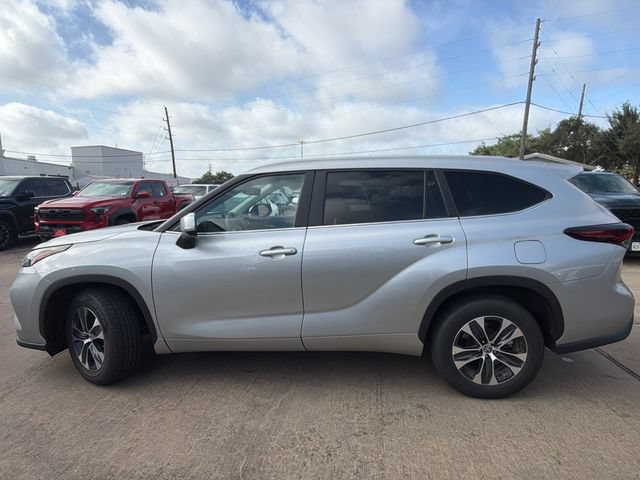 Used 2025 Toyota Highlander XLE FWD image 8