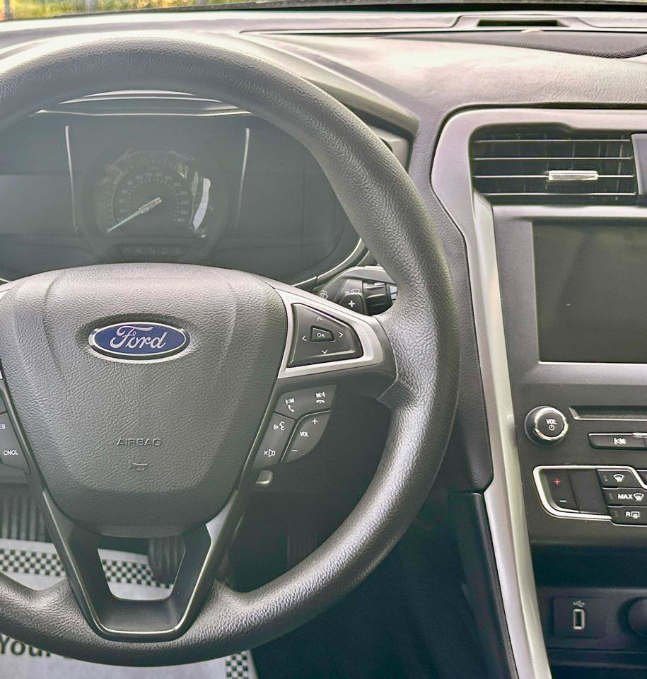 Used 2017 Ford Fusion SE w/ Fusion SE Technology Package FWD image 25