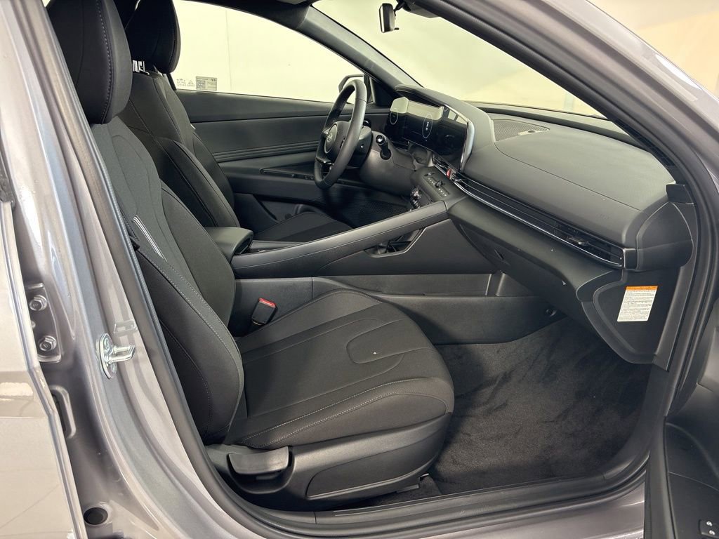 Used 2025 Hyundai Elantra SEL FWD image 12