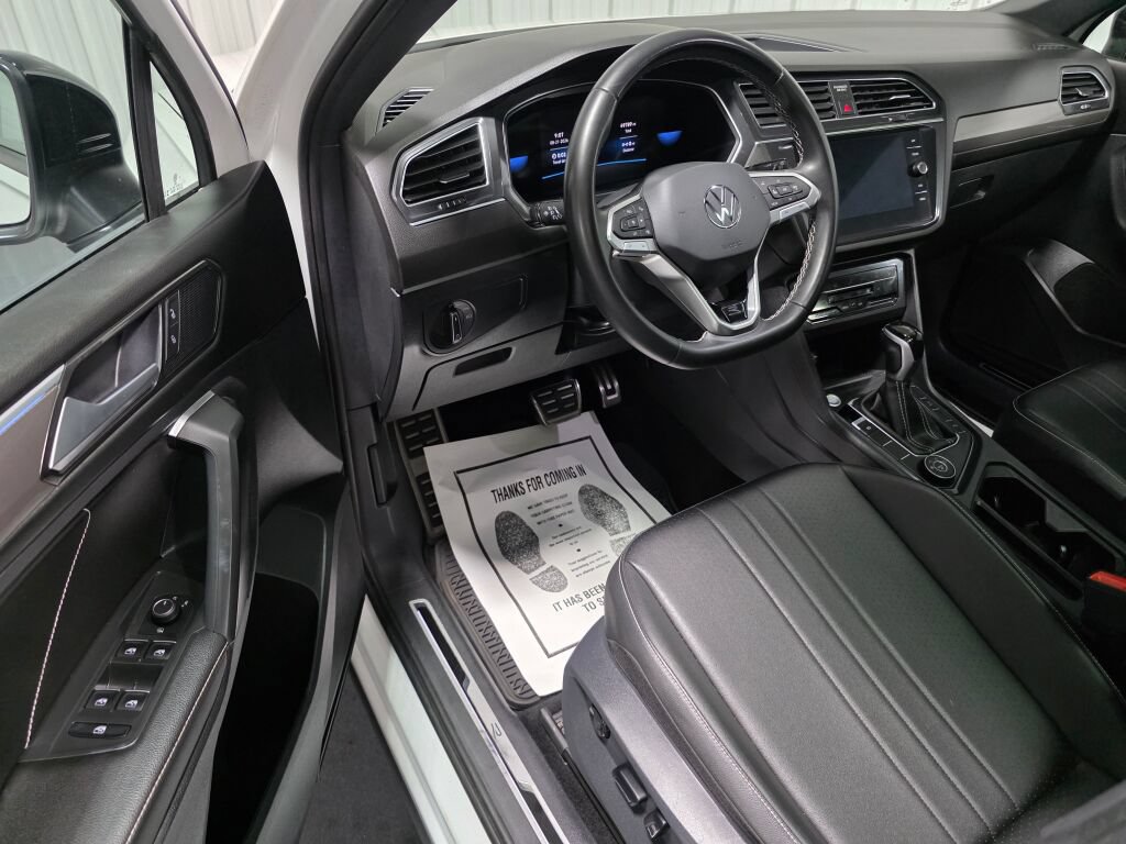 Used 2023 Volkswagen Tiguan SE R-Line AWD/4WD image 6