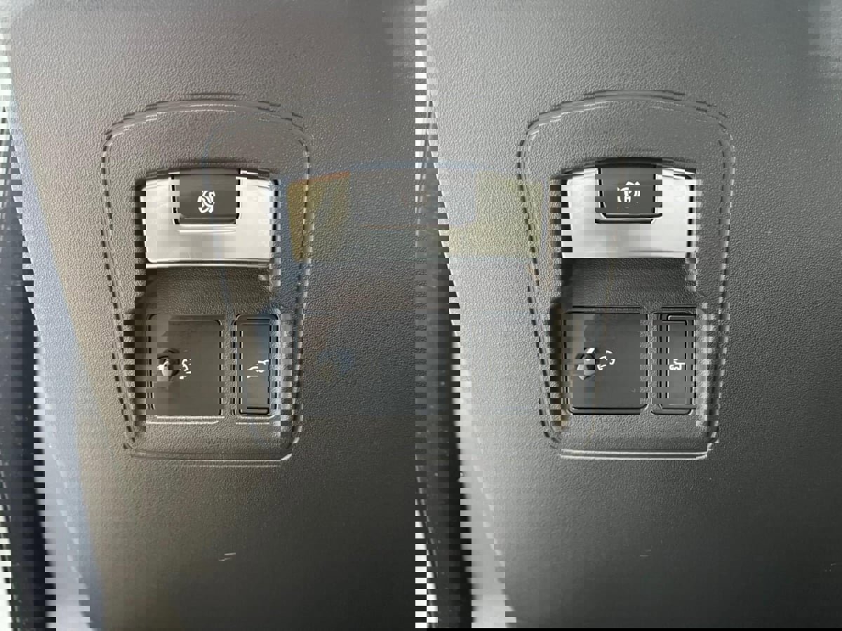 Used 2019 Land Rover Range Rover Velar R-Dynamic SE image 18