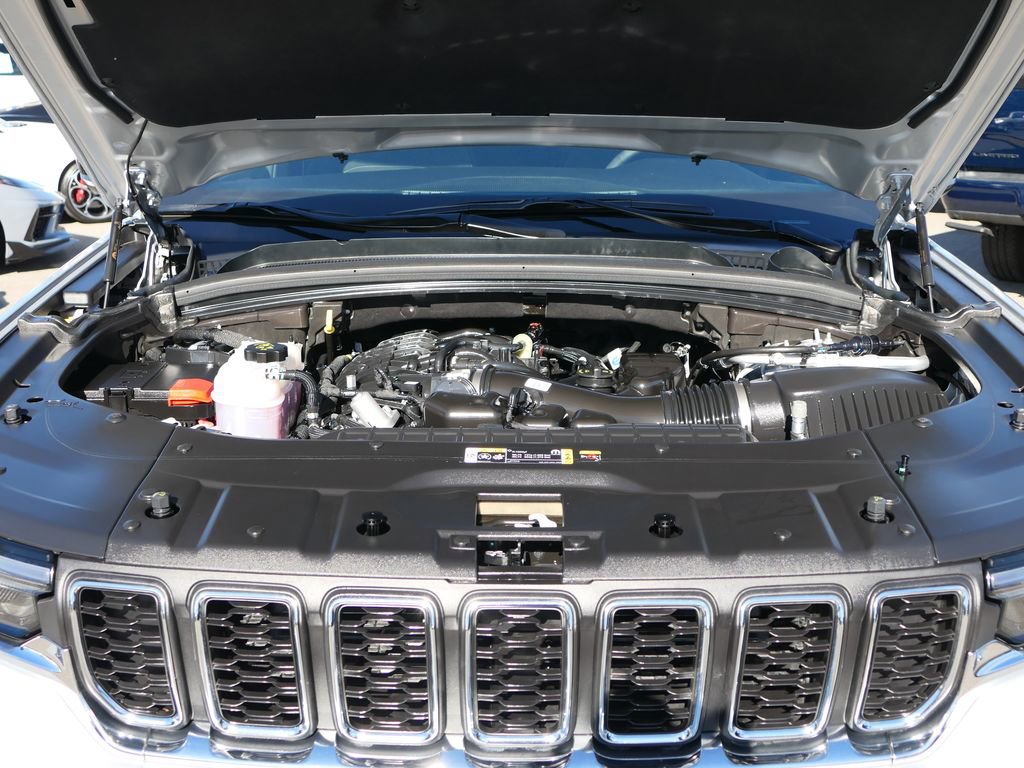 Used 2025 Jeep Grand Cherokee Laredo image 25