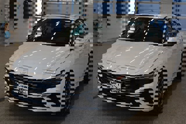 Used 2025 Hyundai Elantra SEL image 9