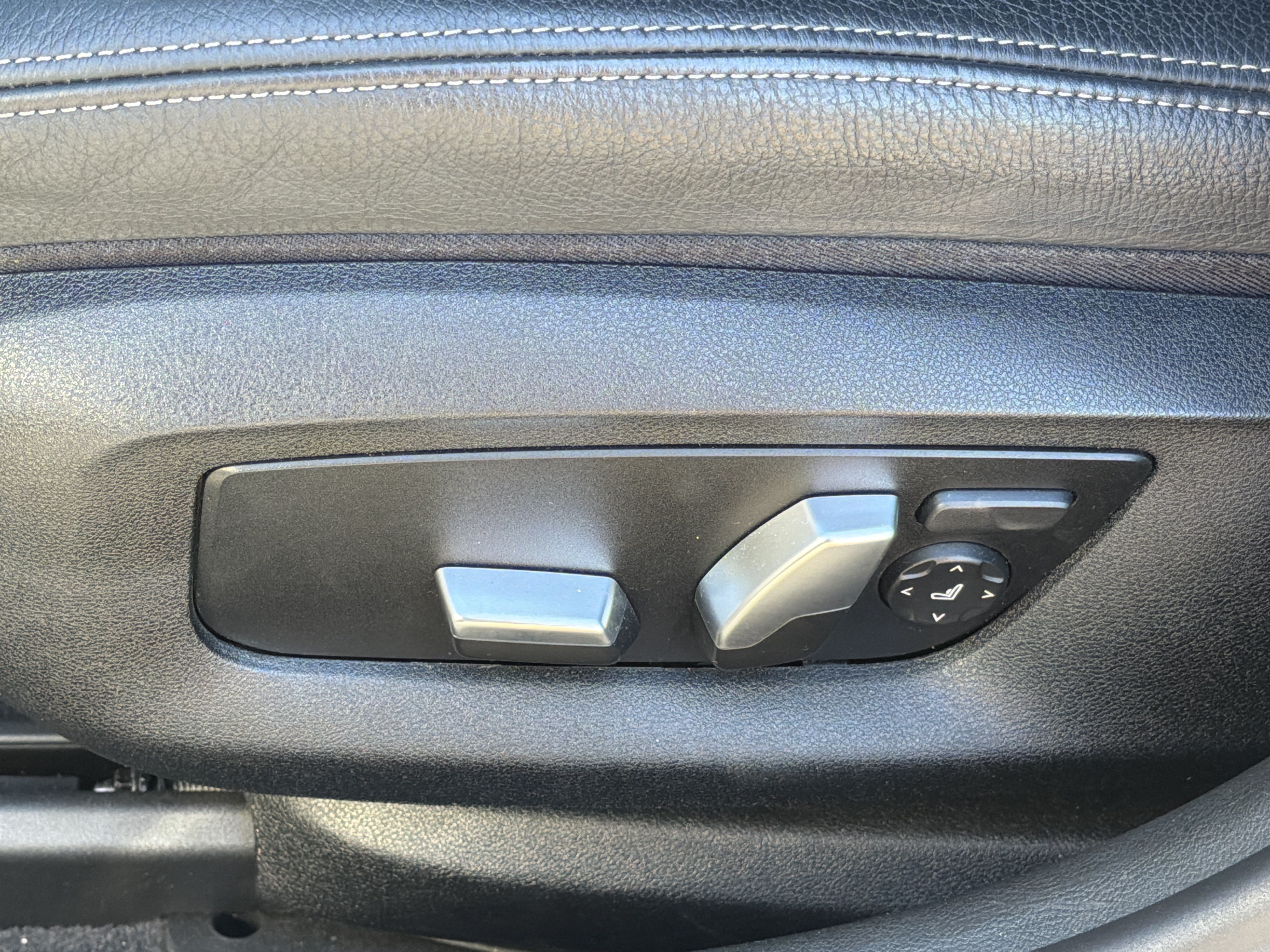 Used 2020 BMW 530i w/ Premium Package RWD image 18