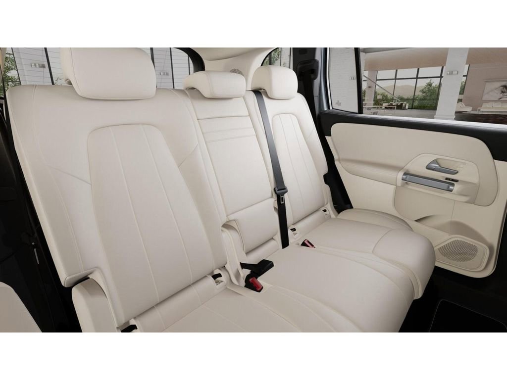 Used 2025 Mercedes-Benz GLB 250 4MATIC image 5