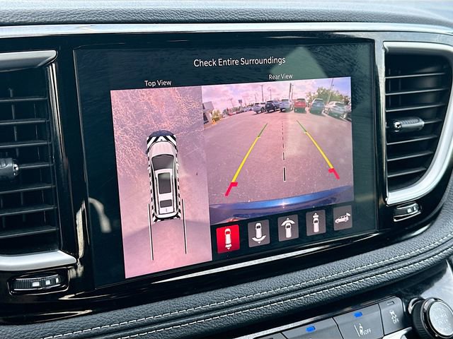 Used 2024 Chrysler Pacifica Premium image 14