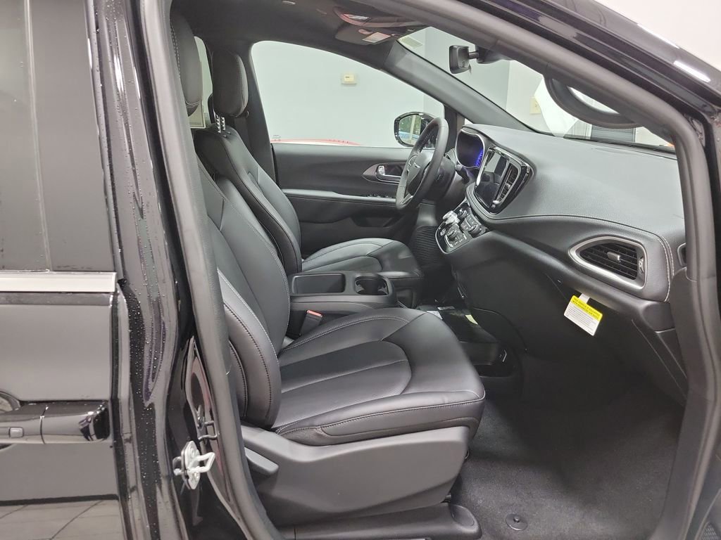 New 2026 Chrysler Pacifica Select image 11