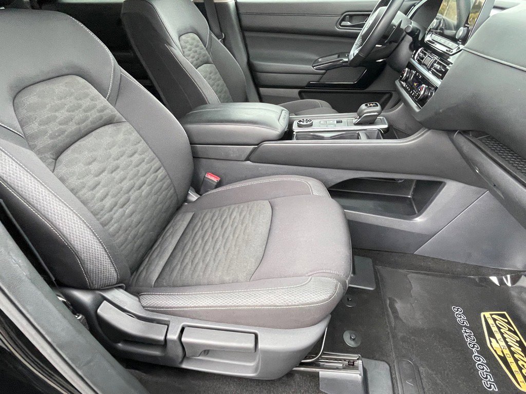 Used 2025 Nissan Pathfinder SV image 10