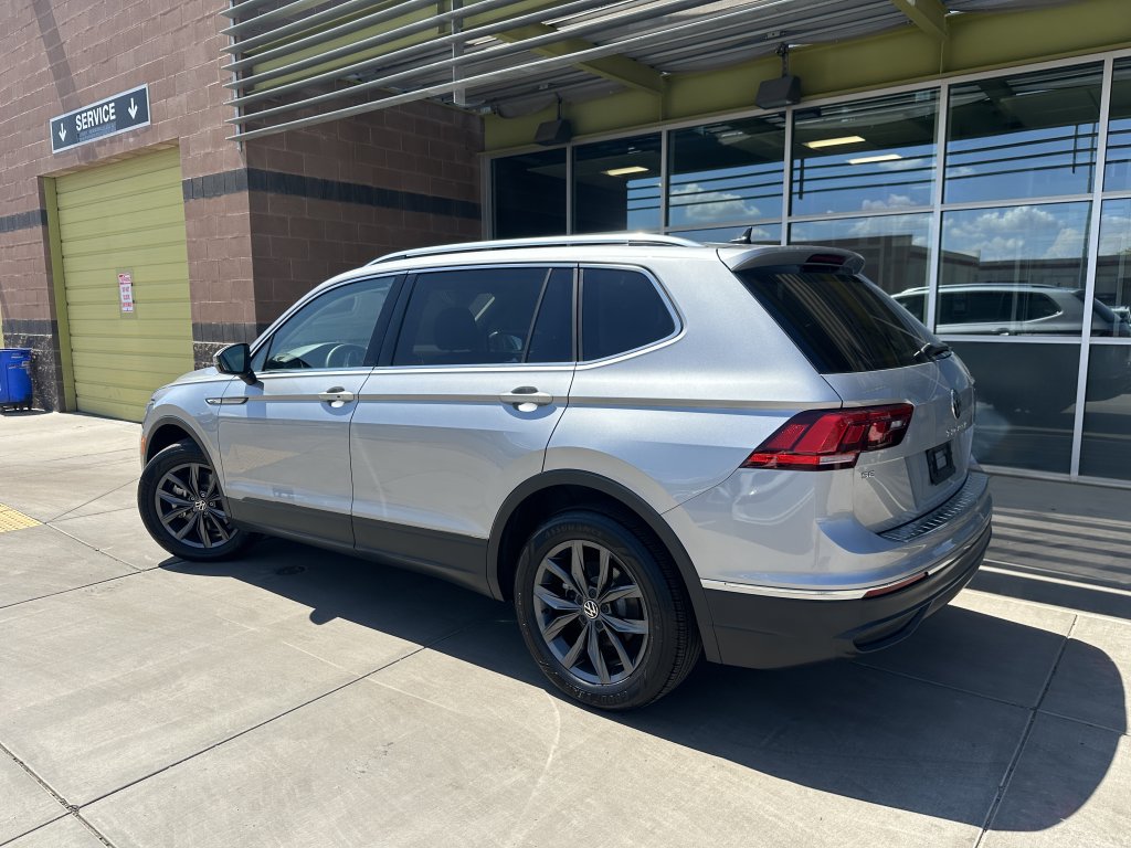Used 2022 Volkswagen Tiguan SE w/ Panoramic Sunroof Package AWD/4WD image 4