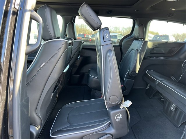 New 2026 Chrysler Pacifica Limited w/ Uconnect Theater Family Group image 6