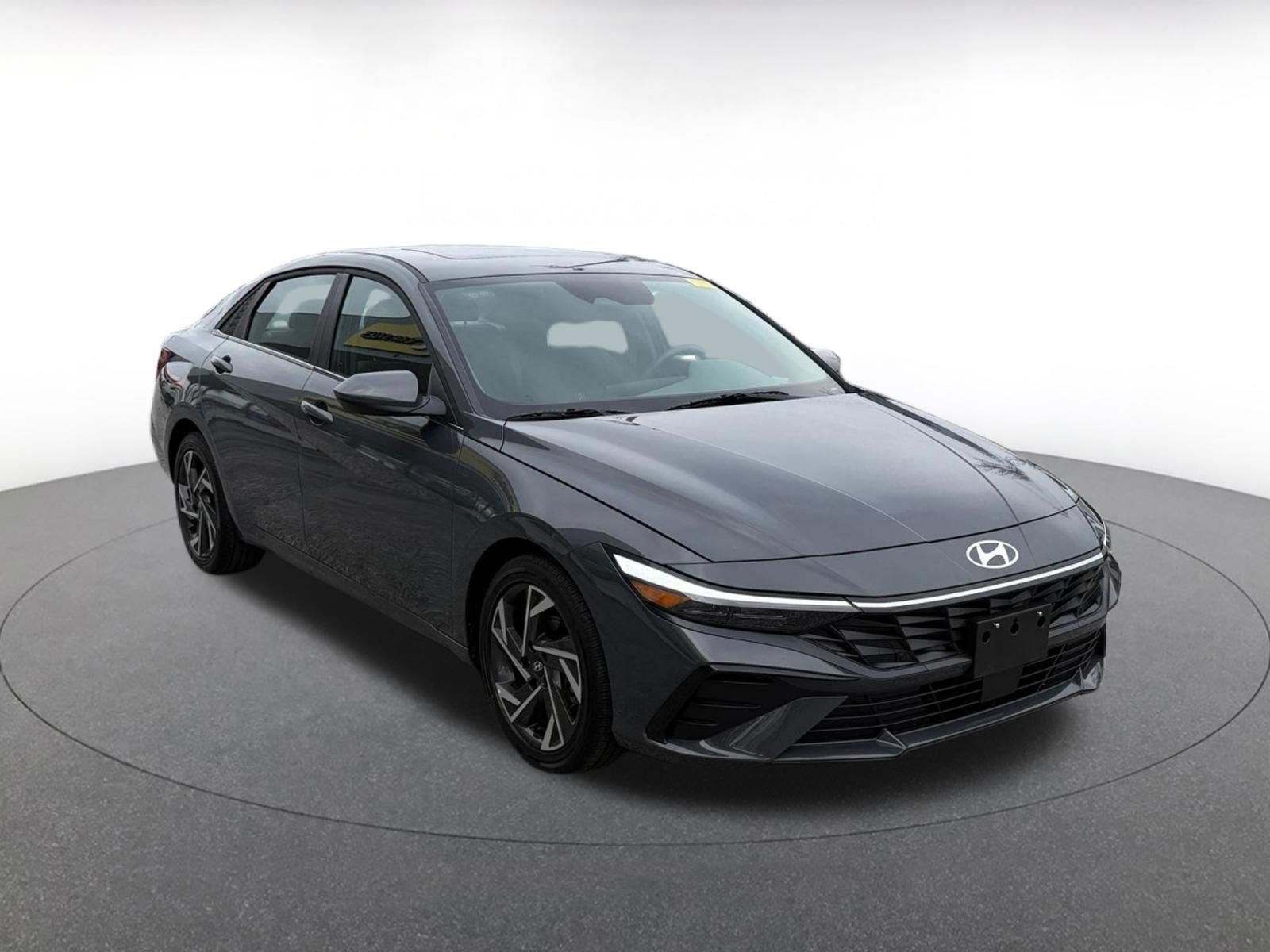 Used 2025 Hyundai Elantra SEL image 1