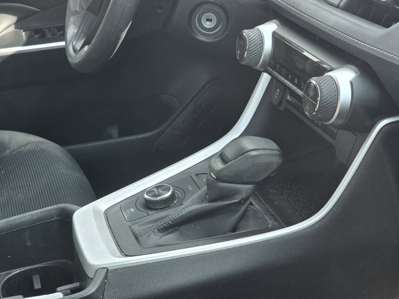 Used 2022 Toyota RAV4 LE image 18