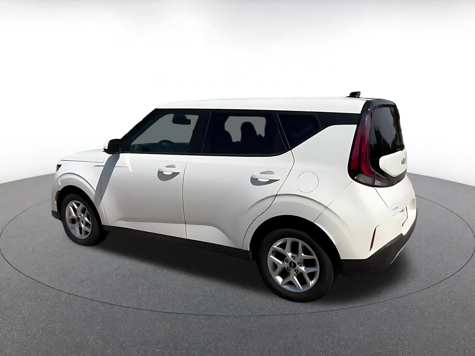 Used 2025 Kia Soul LX w/ LX Technology Package FWD image 9